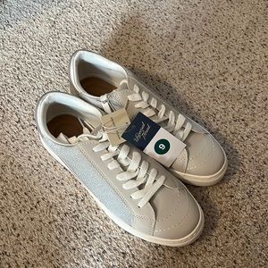 Universal Thread size 9 Brittin sneakers